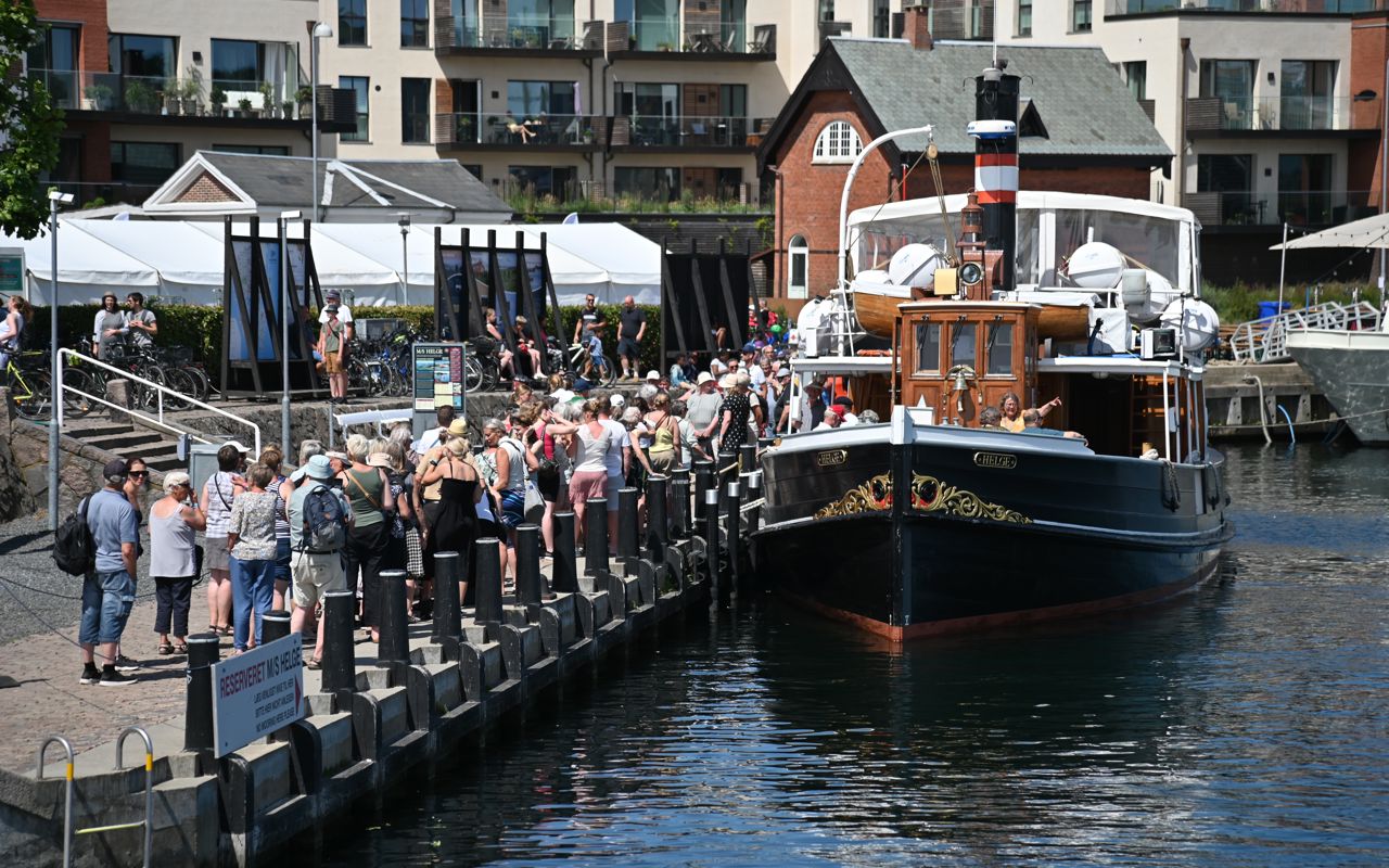 MS Helge med mennesker foran en sommerdag
