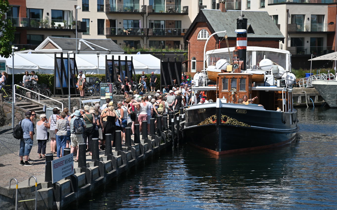 MS Helge med mennesker foran en sommerdag