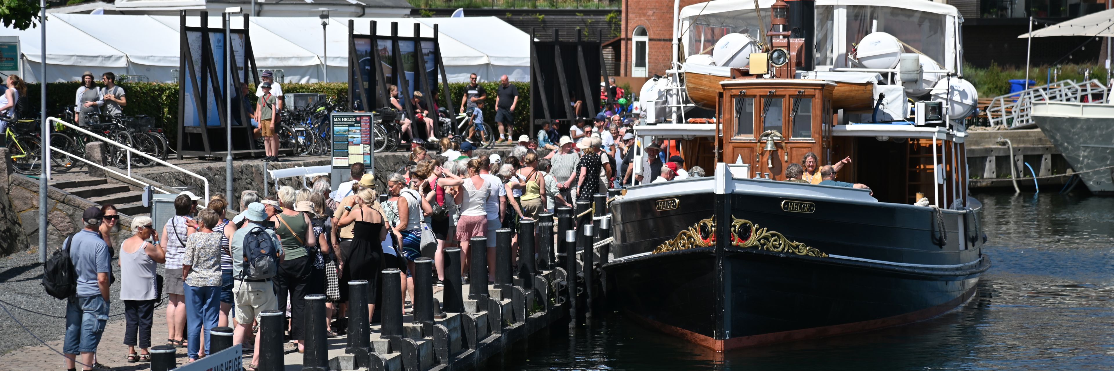 MS Helge med mennesker foran en sommerdag